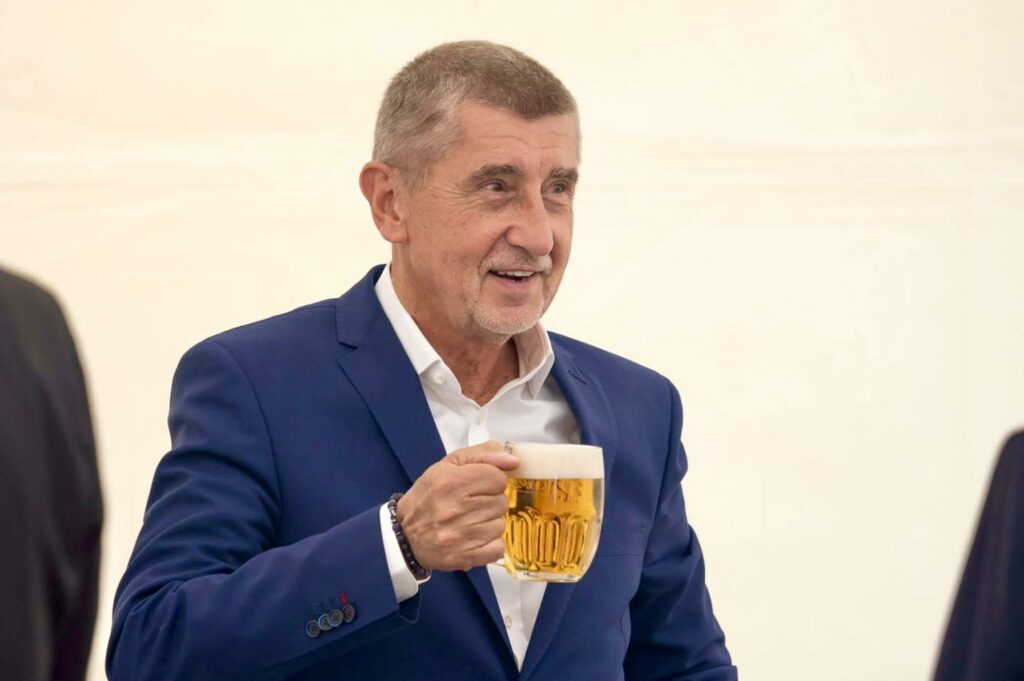 V prvom kole prezidentských volieb v Česku by zvíťazil expremiér Andrej Babiš