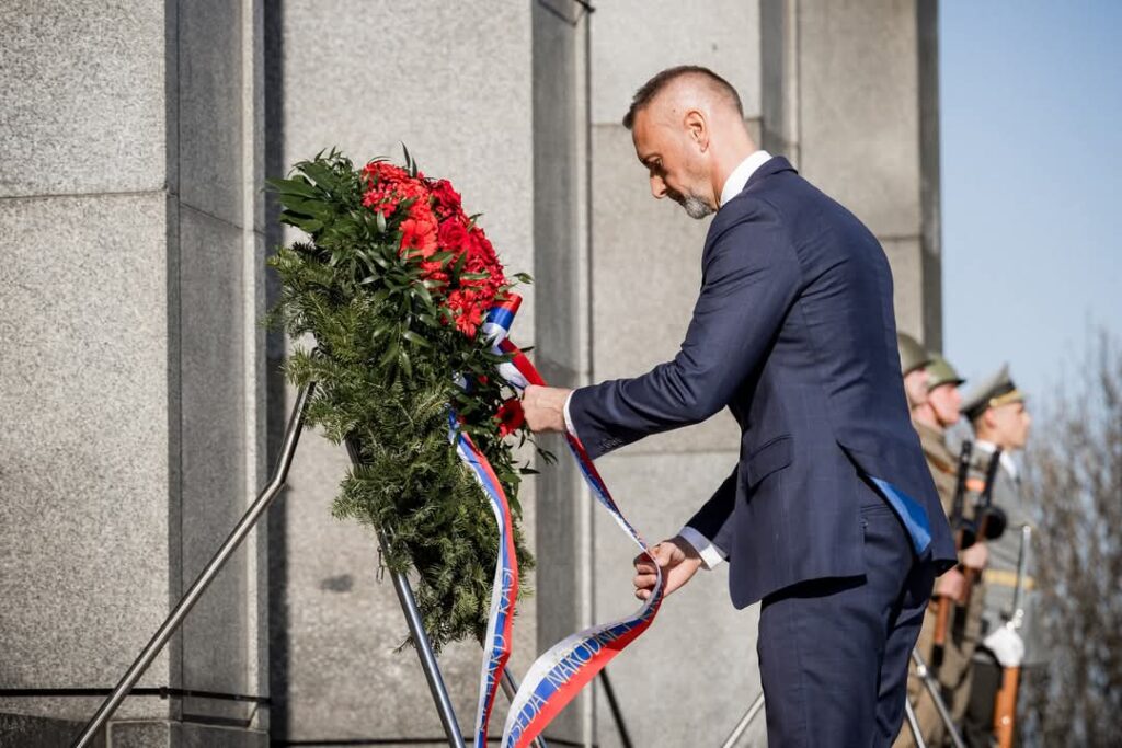 Historická pravda je len jedna, upozornil predseda NR SR Richard Raši na Slavíne