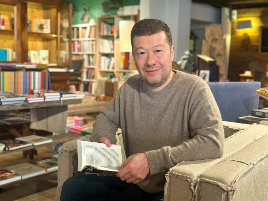 Okamura ohlasuje reštart česko-slovenských vzťahov. Kritizuje minulé vedenie za luxusnú cestovku v Sněmovni