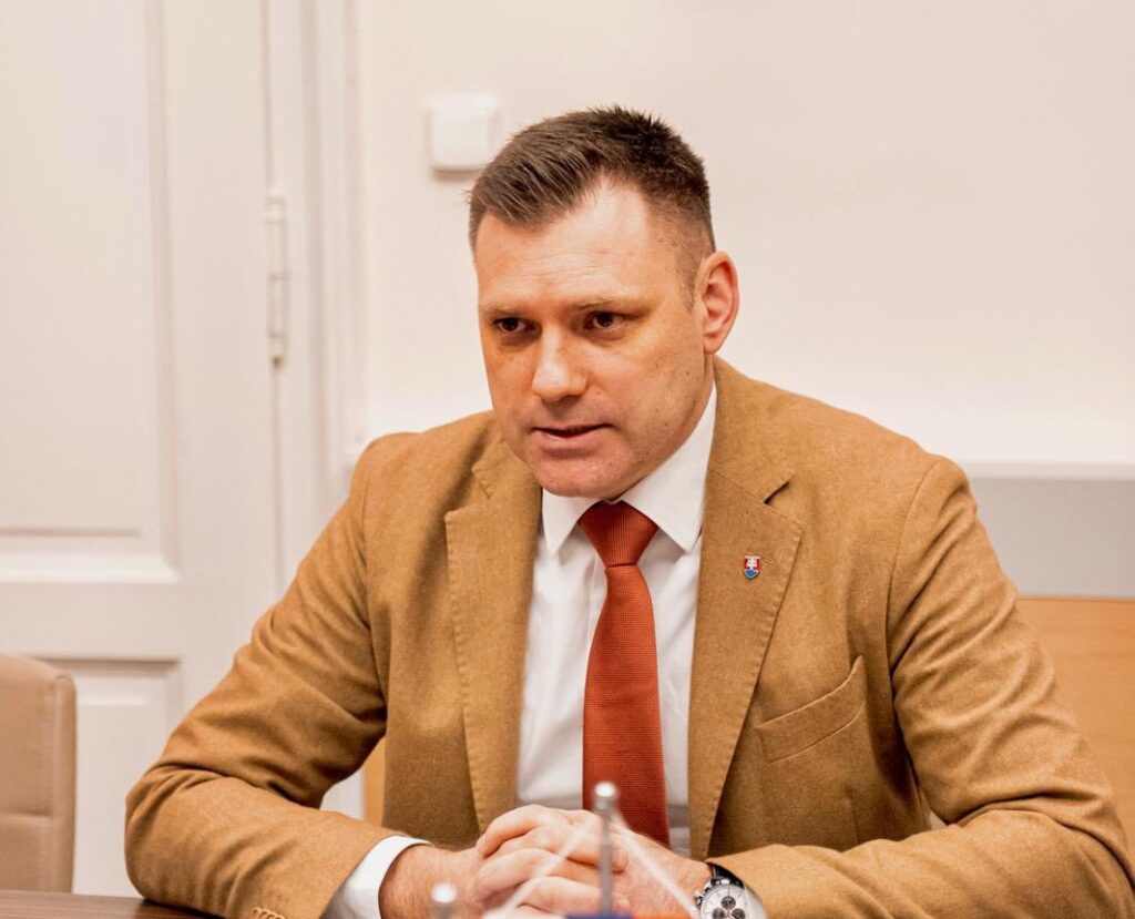 Taraba reaguje na kritiku: Ministerstvo nepodporuje politicky prepojené médiá