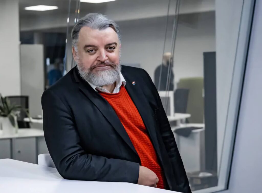 Televízni diváci by mali vedieť, ako sú podvádzaní. Politická komunikácia sa mení na bahno, soptí Chmelár
