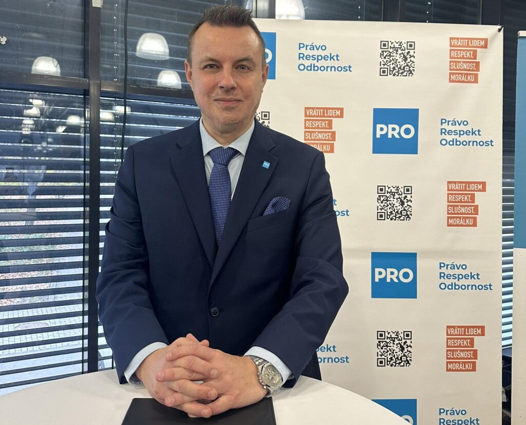 Jindřich Rajchl: Už viac nebudem stáť za nevďačnou Ukrajinou. Chcem pevne stáť za našimi priateľmi z Bratislavy a Budapešti!