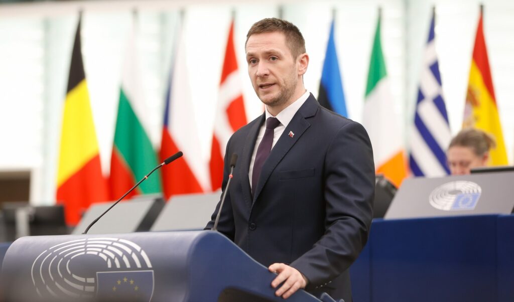 Vy, progresívci, dajte ruky preč od politiky, pretože čoho sa chytíte, to pokazíte, jasne odkazuje Uhrík politikom z PS