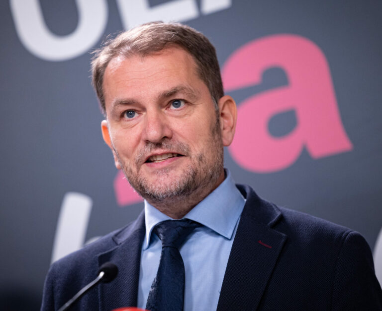 Prieskum: Tesný boj troch strán, víťaz by získal len niečo cez 20 percent