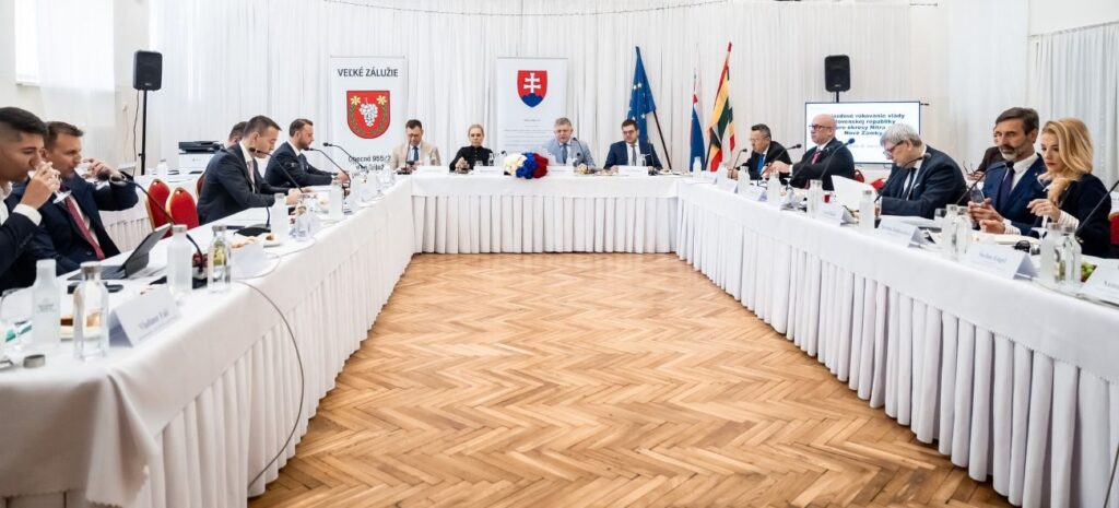 Vláda na svojom výjazdovom zasadnutí v Nitrianskom kraji dnes schválila investície za viac ako 2,5 milióna eur