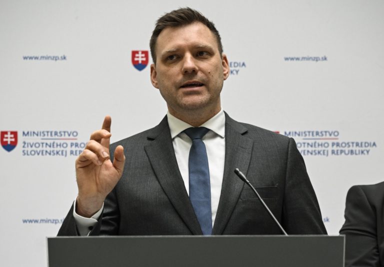 Taraba o problémoch baterkárne v Šuranoch: Investor podľa neho mešká viac ako rok