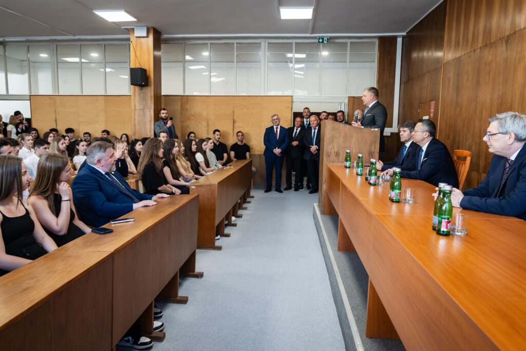 Premiér Fico debatoval so študentmi v Košiciach, vláda pokračovala výjazdovým rokovaním