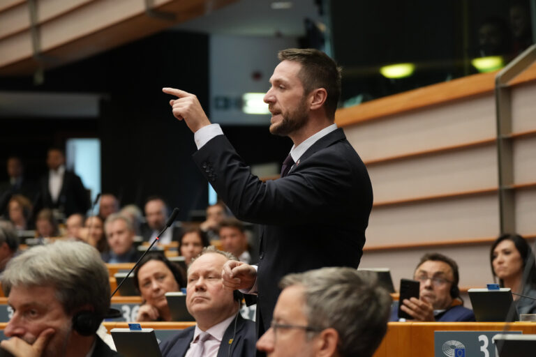 Uhrík kritizuje novú definíciu znásilnenia v EÚ, hovorí o prezumpcii viny voči mužom
