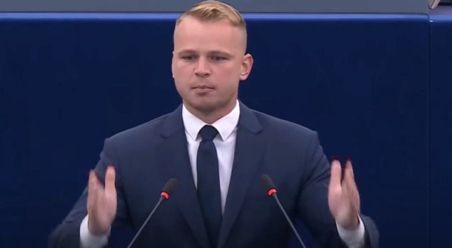 Mazurek sa v europarlamente opäť rozohnil: Vyčíňanie cudzincov v Európe už musí skončiť! Každý nelegálny migrant musí byť deportovaný!