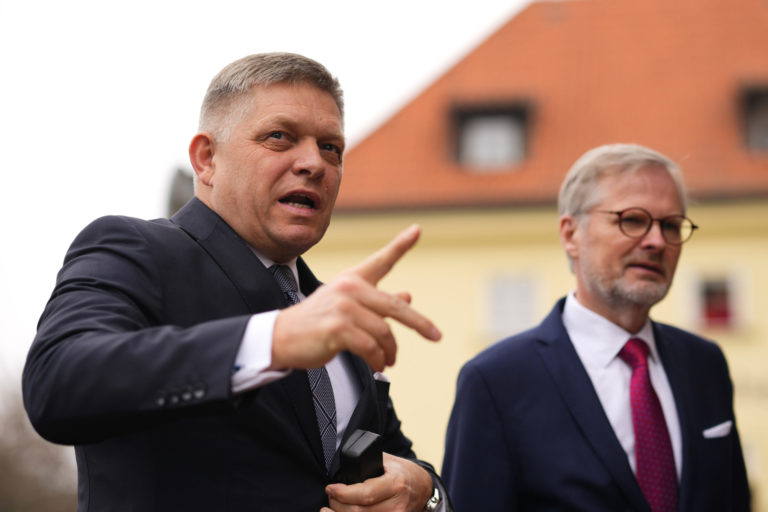 Premiér odmieta členstvo Slovenska v Koalícii ochotných: Francúzsky veľvyslanec priznal nedorozumenie