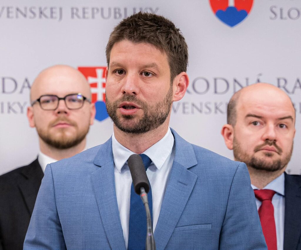 Šimečka sa sťažuje, že dostal predžalobnú výzvu z Emirátov. Žalovať by ho mohol aj Matovič za kradnutie nápadov, hovorí redaktorka Anita Radi
