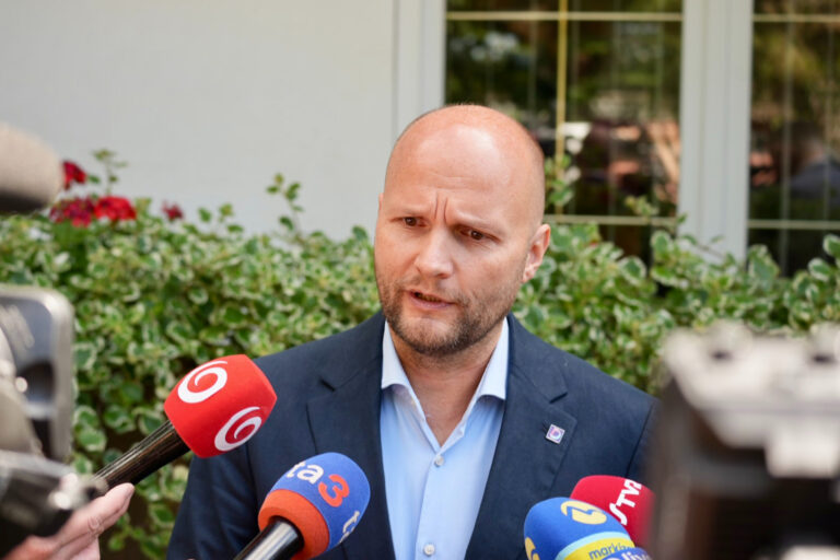 Naď sľubuje vymáhanie verejného majetku. Do Kaliňákovej vily v Chorvátsku budú chodiť detské domovy na výlety, odkazuje