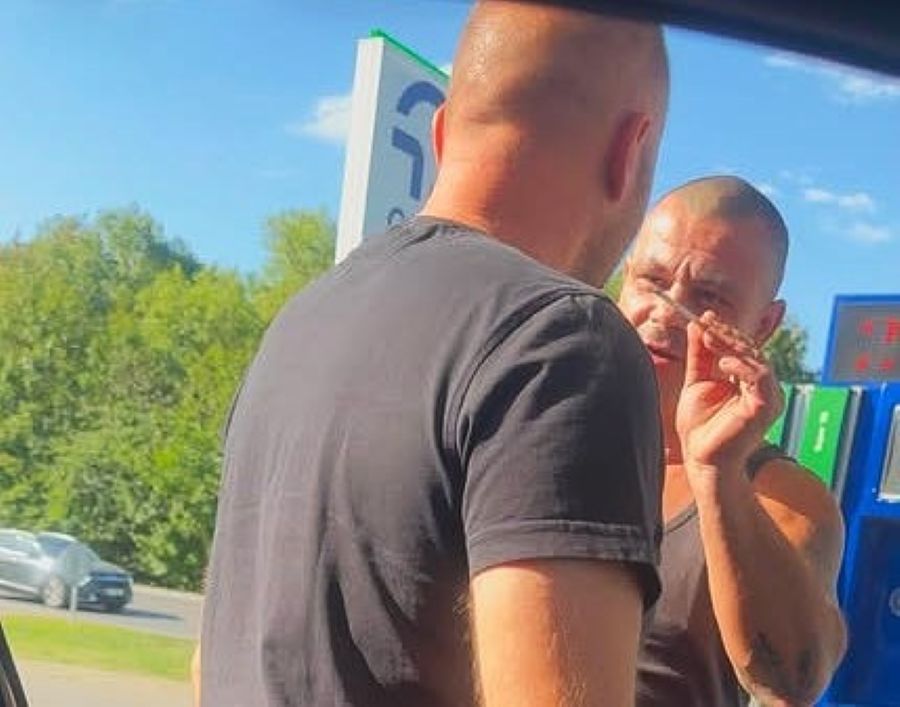 Suja hrdinsky „uplakanému“ Naďovi, ktorý bol aktérom útoku nespokojného Slováka, pripomenul to, čo sa mu počúva ťažko