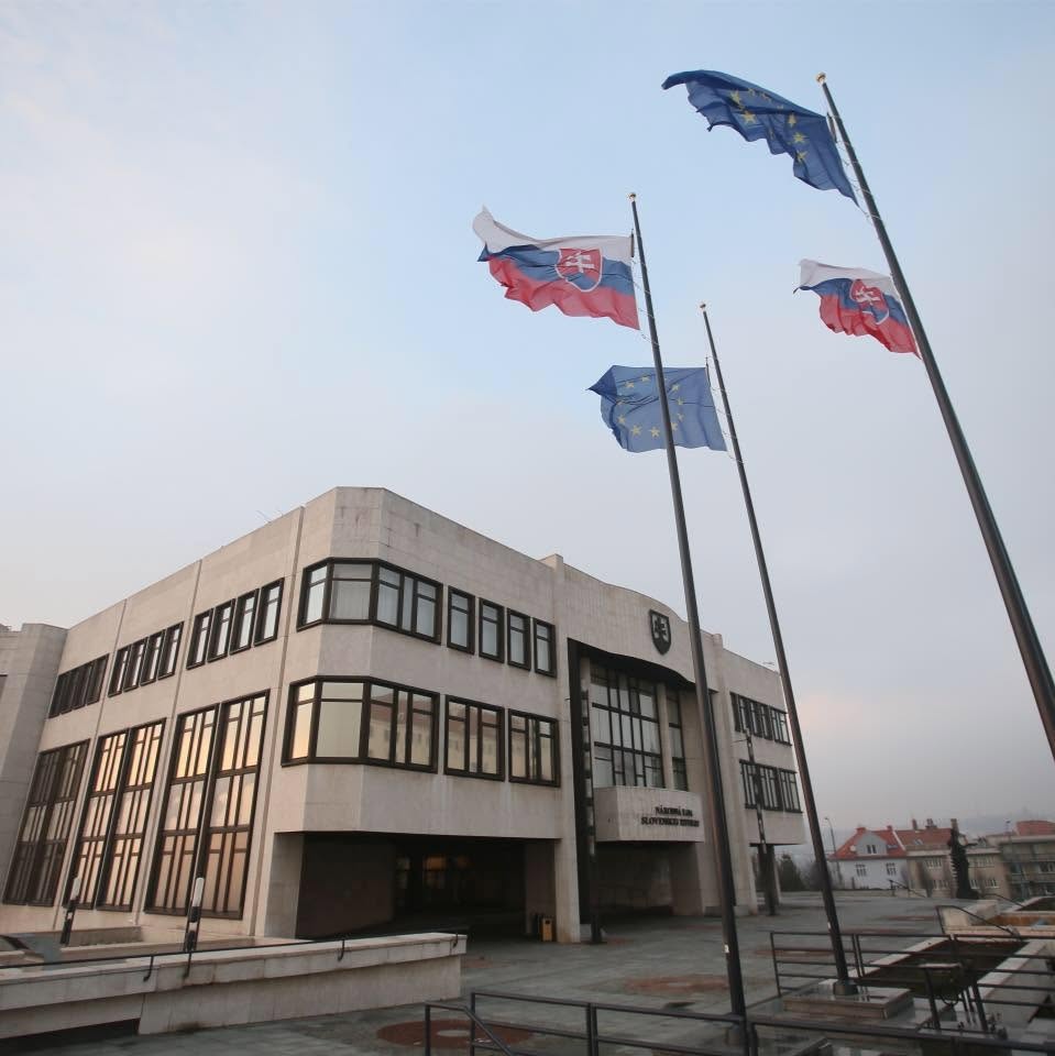 Zmena pravidiel pre Slovákov v zahraničí? Parlament rokuje o voľbe poštou NRSR