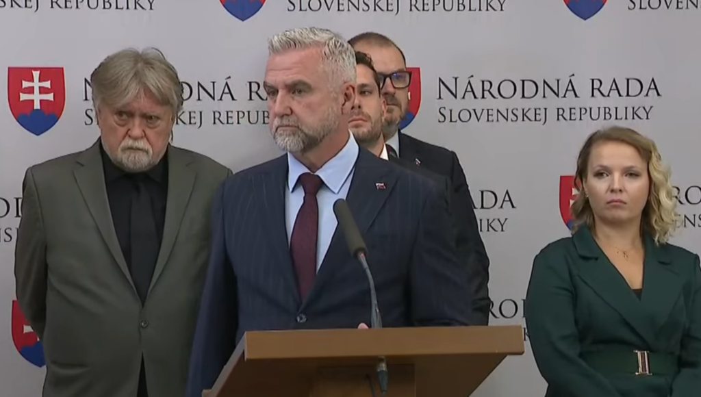 Smer vyzýva na prevenciu násilia na školách, kritizuje aj politickú komunikáciu