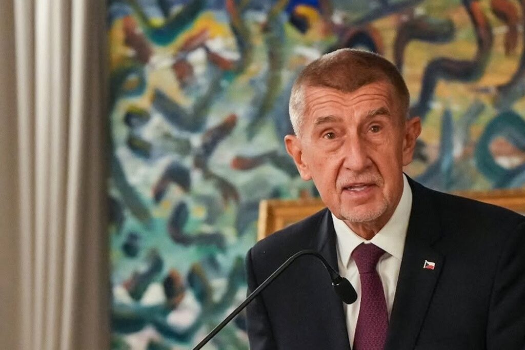 Babiš tvrdí, že mu po zverejnení čísla prišlo 6 700 správ. Niektoré mu mali priať smrť