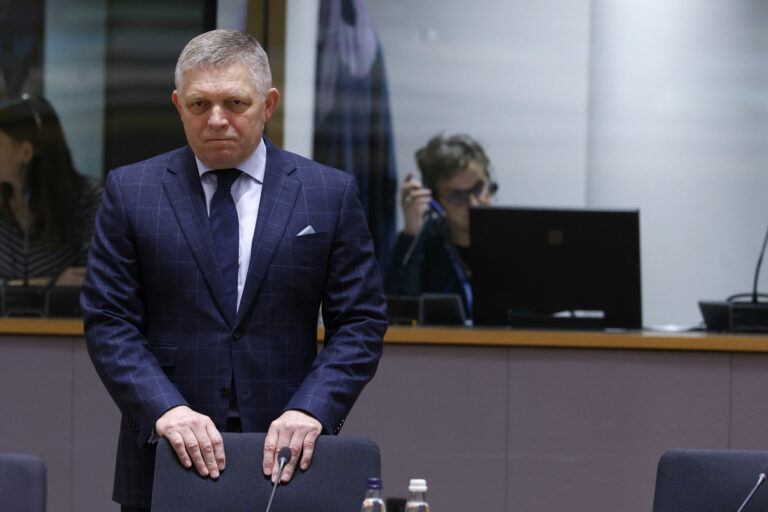 Fico kritizuje sochu Trumpa v europarlamente, žiada jej okamžité odstránenie