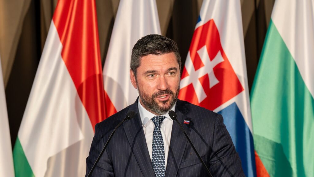 Takáč po podpise novely: Zákaz množenia nepapierových psov zachráni tisícky životov