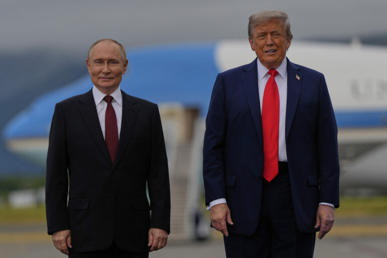 Trump pozastavil sankcie a clá na Rusko, Kyjev reaguje kritikou