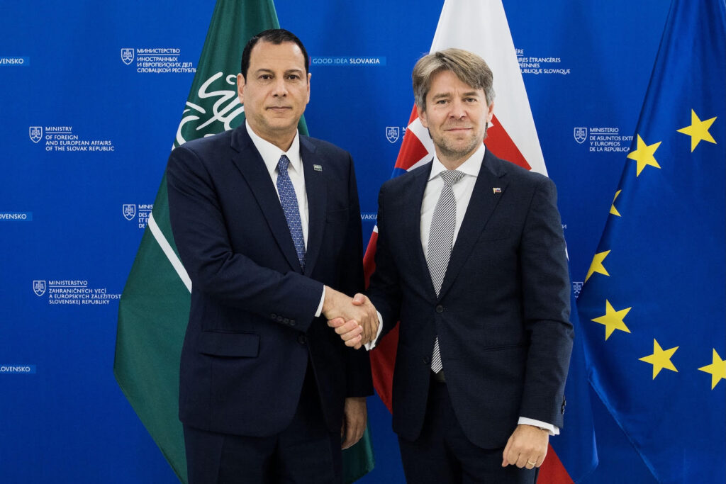 Slovensko a Saudská Arábia chcú prehĺbiť spoluprácu. Dôležitý bude aj októbrový samit Štátny tajomník MZV SR Marek Eštok rokoval s veľvyslancom Saudskej Arábie na Slovensku Abdulláhom bin Chálidom Tawlahom.