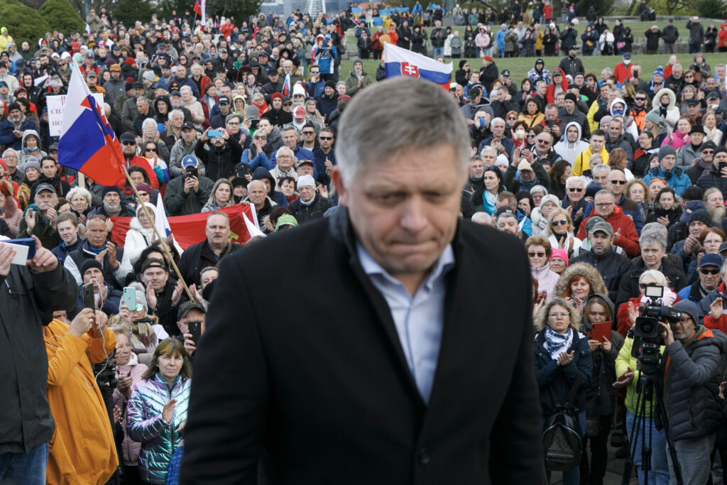 VIDEO: Pred budovou parlamentu sa koná tisícový protest na podporu Roberta Fica