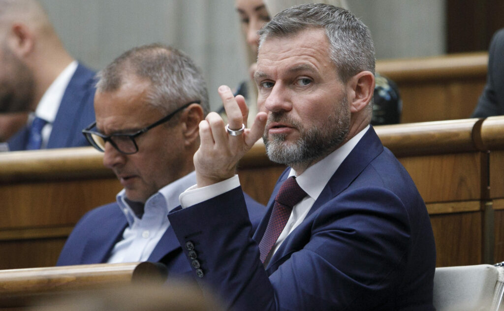 Zotrvanie Mikulca vo funkcii je obrovskou hanbou. Za väzbu pre Fica nezahlasujeme, oznámil Pellegrini