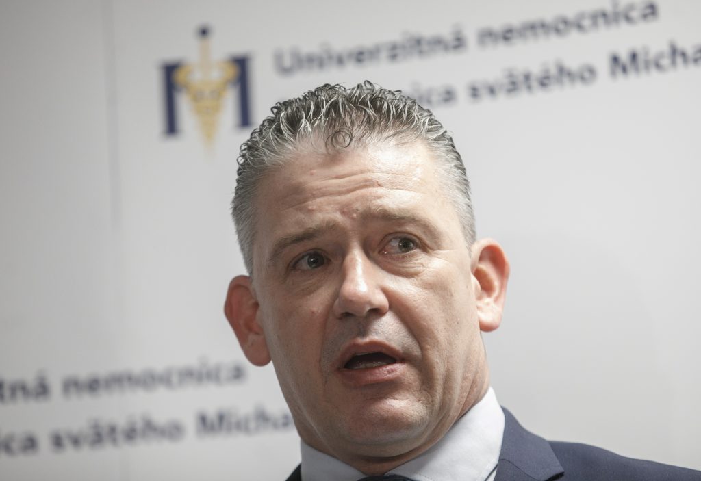 Obvinenie expremiéra Fica viacerí odborníci spochybňujú. Mikulec však politické motivácie odmieta