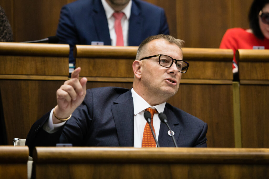 V Sme rodine zaznievajú hlasy na podporu zákazu dúhovej vlajky na štátnych budovách