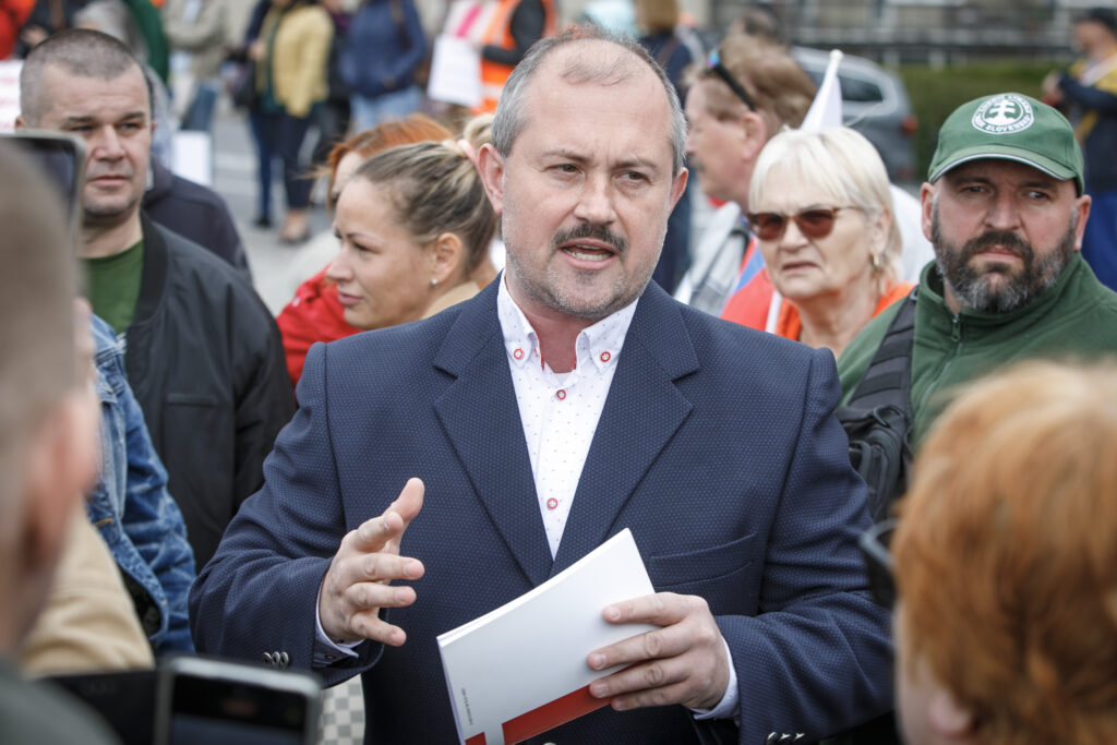 Kotlebovci rokujú s Matovičom o podpore prorodinného balíčka pomoci