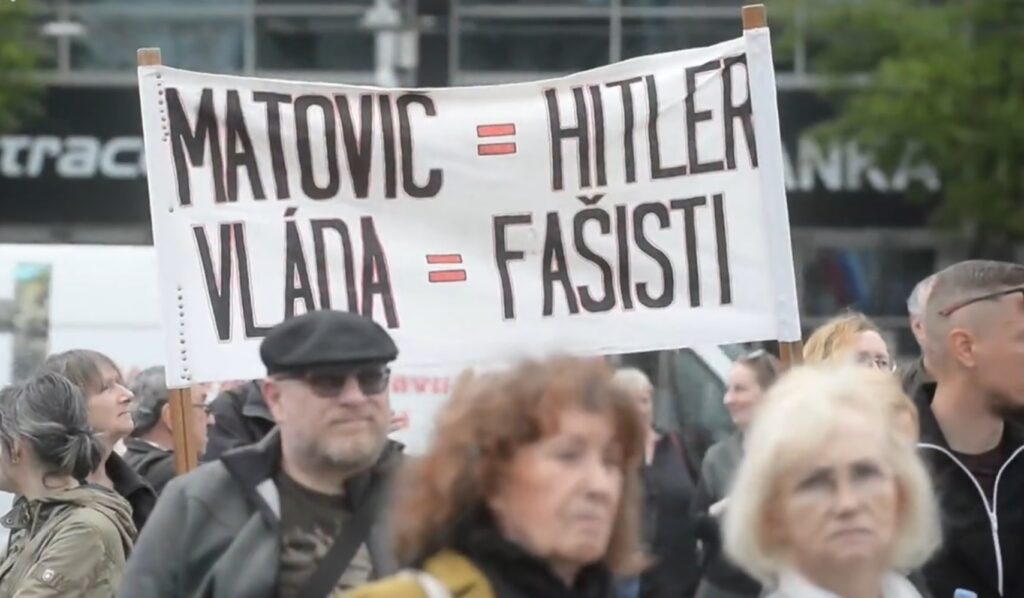 VIDEO: Pokojný protivládny protest v Bratislave sabotovali osoby v ukrajinských vlajkách