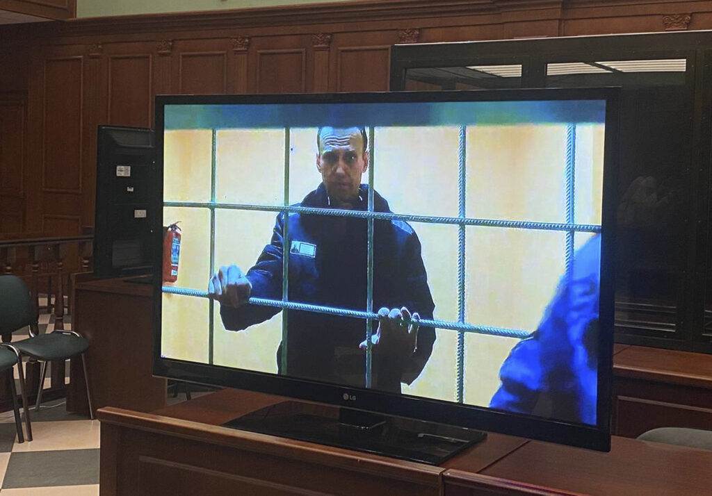 Navaľnyj nazval Putina bláznom, ktorý začal hlúpu vojnu