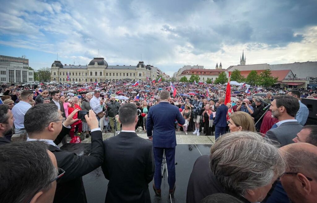 VIDEO: Dav skandoval Ficove meno. Míting v Nitre narušil provokatér s fotkou Kuciaka