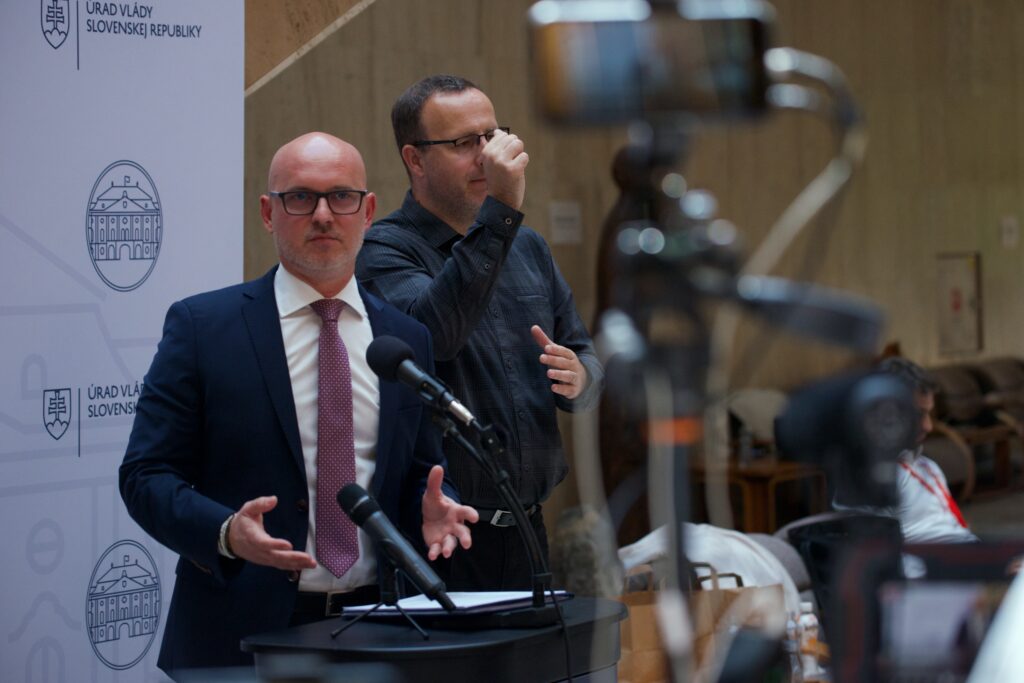 VIDEO: Začal protest za vyššie platy školských zamestnancov a lepšie podmienky v školách