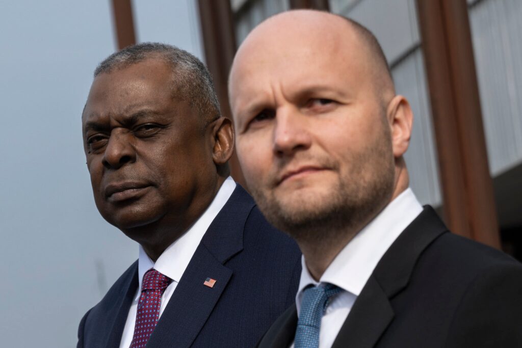 Západ musí zintenzívniť dodávky zbraní na Ukrajinu, vraví americký minister obrany