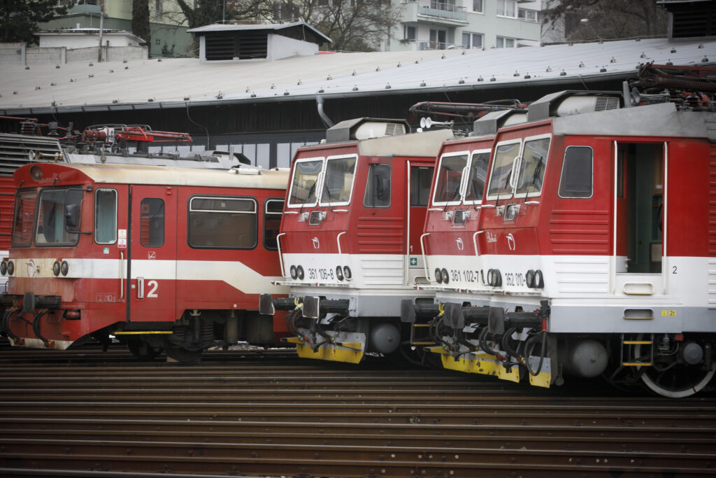 Železnice po zrážke rušňa a vlaku preveria spojovaciu techniku a znalosti zamestnancov