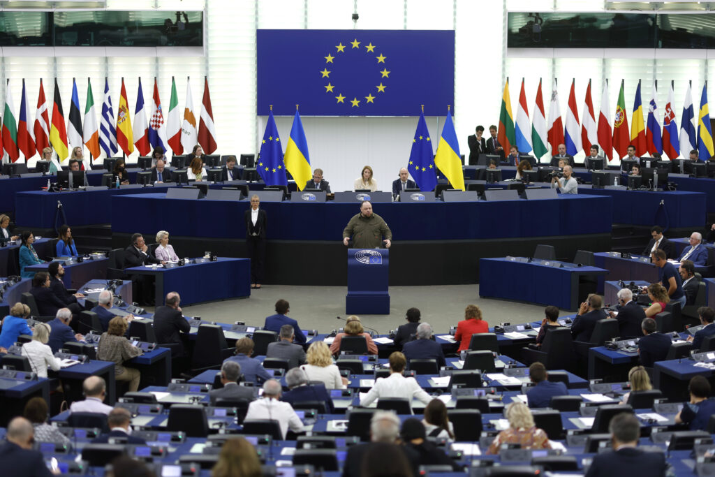 Europarlament schválil koniec spaľovacích motorov do 2035, automobilky to rešpektujú