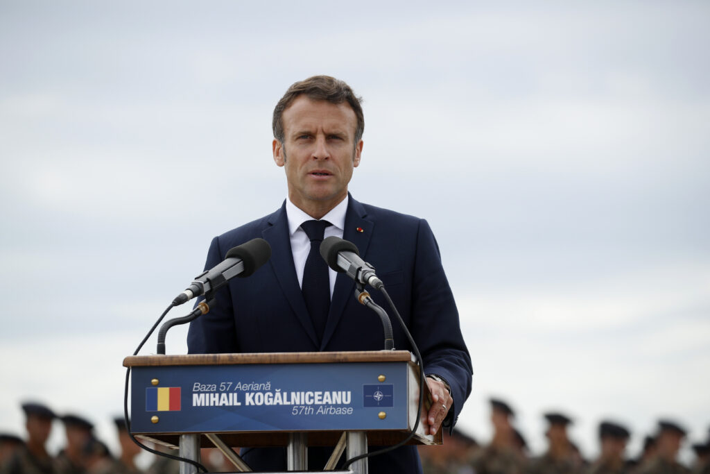 Ukrajina bude musieť rokovať s Ruskom, vyhlásil Macron