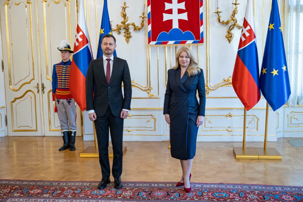 Heger odovzdal Čaputovej tri mená nových ministrov, školstvo zatiaľ bude viesť sám