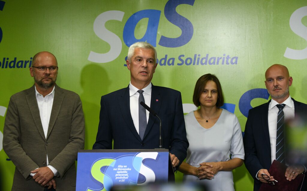 Korčok, Kolíková a Gröhling podali demisiu