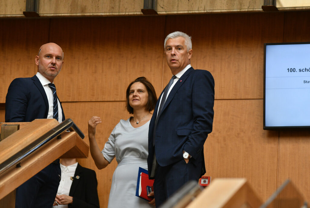 Korčok vyzýva, aby sa nikdy nezabudlo na obete holokaustu. Obete súčasného režimu nezmienil