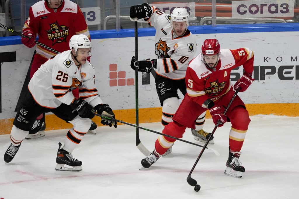 Vlády USA a Kanady vyzvali svojich krajanov hrajúcich v KHL, aby opustili Rusko