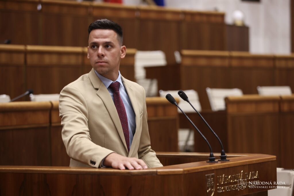 Koaliční poslanci navrhujú pamätný deň obetí pandémie COVID-19