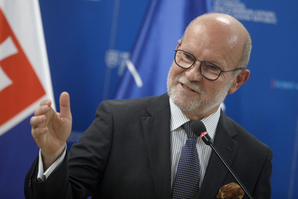 Nesmieme dopustiť, aby nenávisť ovládla naše srdcia a naše činy, vyzýva šéf diplomacie Káčer