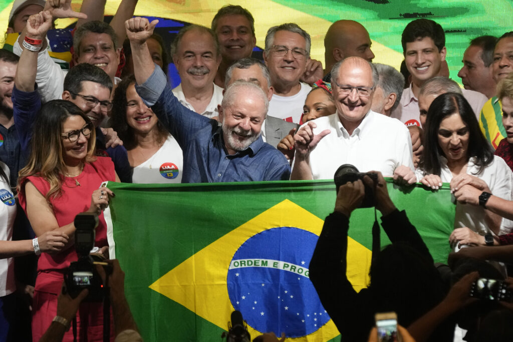 Brazílskym prezidentom bude opäť Lula da Silva, tesne porazil úradujúceho Bolsonara