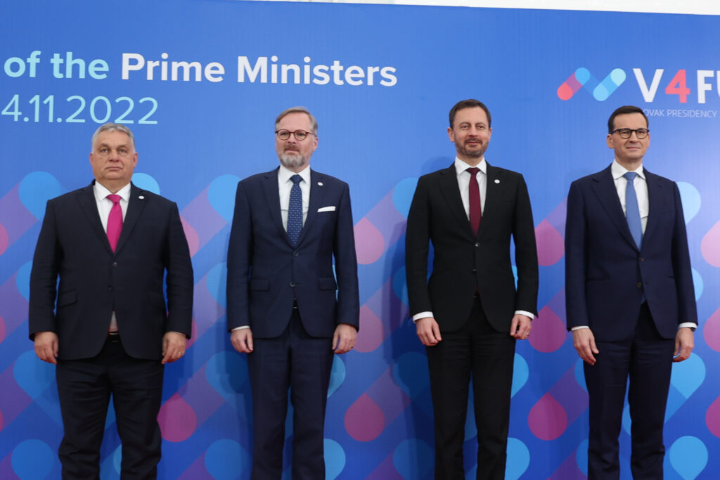 Ďalšia hanba a rana sebestačnosti SR. Heger žiada V4 o pomoc v prípade nedostatku lekárov