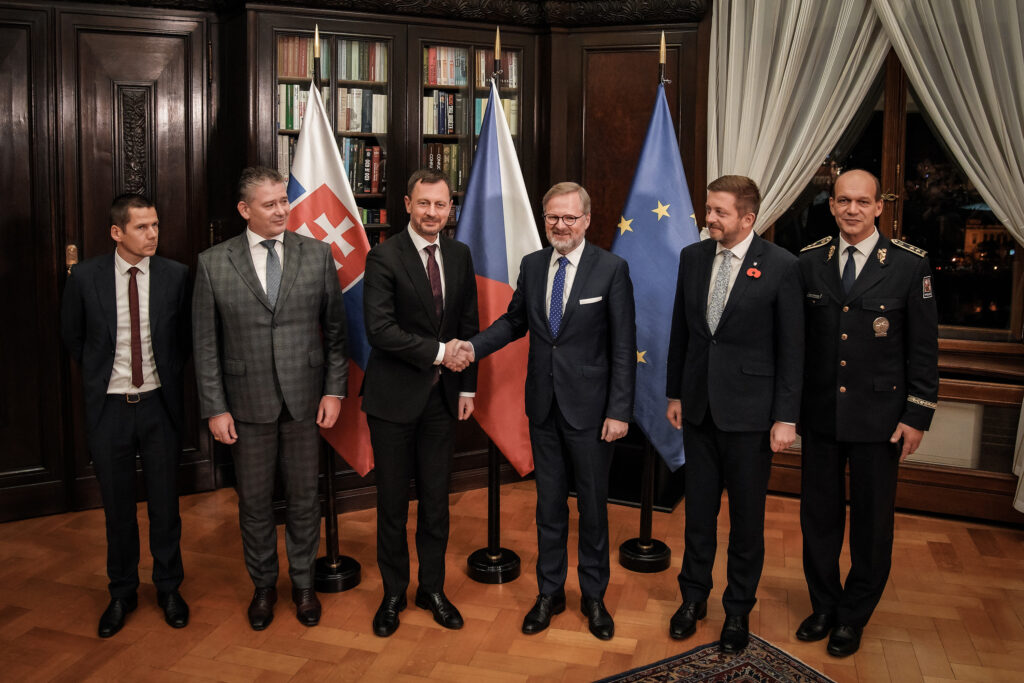 Mikulec si umýva ruky. Nelegálnu migráciu vraj treba riešiť na vonkajšej hranici Schengenu