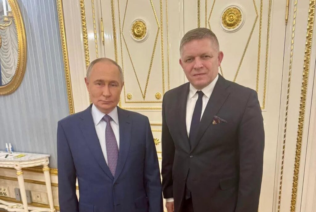 EÚ bude musieť rýchlo vytriezvieť z vojenského šialenstva, reaguje Robert Fico na rozhovor Putina s Trumpom