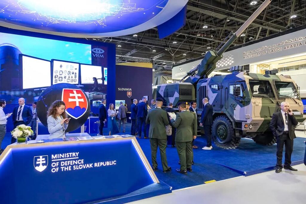Podporou obranného priemyslu rastie aj slovenská ekonomika, odkazuje minister Kaliňák z veľtrhu v Abú Zabí