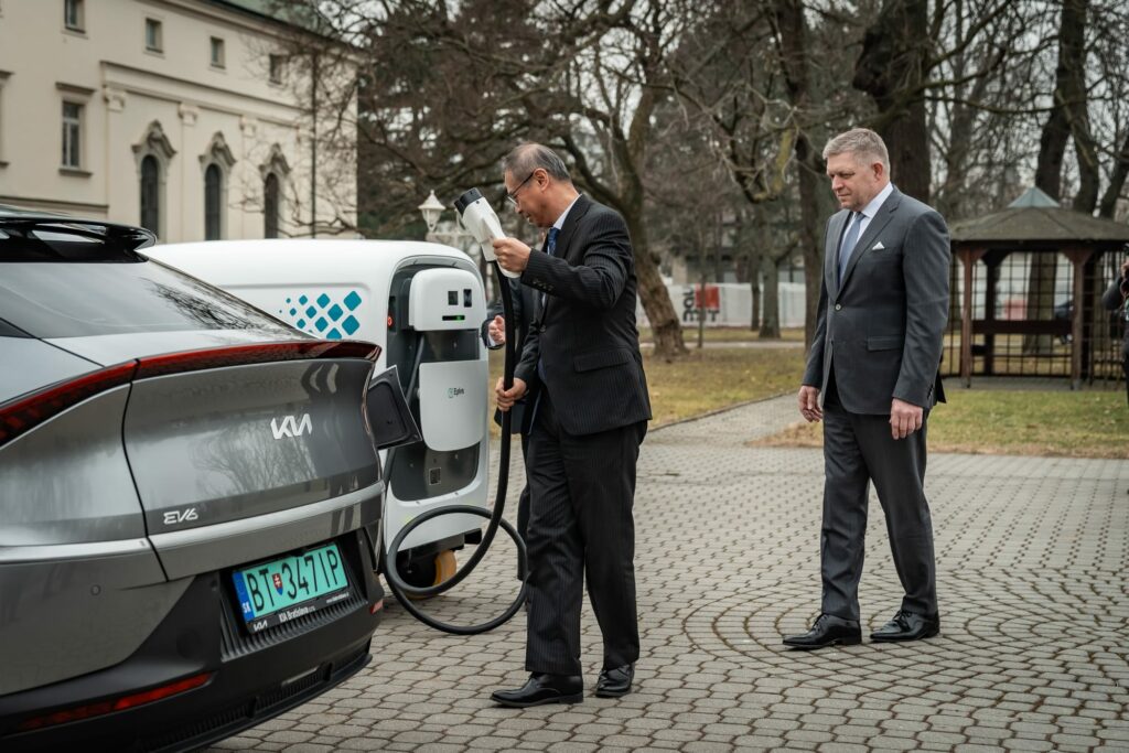 Premiér Robert Fico prijal predstaviteľov spoločnosti Gotion InoBat Batteries, priviezli so sebou unikátne nabíjacie stanice