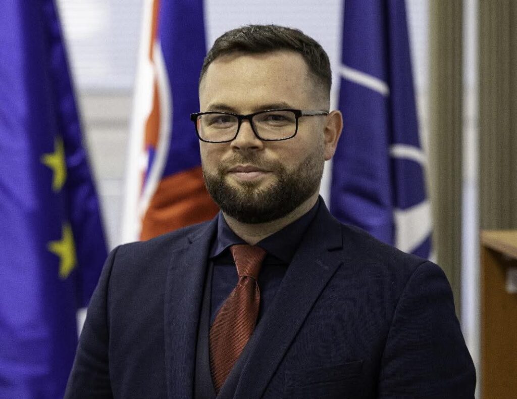 Robert Bestro reaguje na vyjadrenia progresívca Valášeka v diskusnej relácii: Nevie sa vymotať z konfliktov so sebou samým